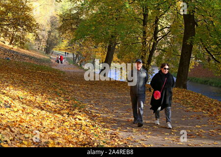 Vilnius, Lituania. 15 ottobre, 2019. La gente a piedi in un parco vicino alla piazza della cattedrale per visualizzare il paesaggio autunnale Vilnius, Lituania, dal 15 ottobre 2019. Credito: Guo Mingfang/Xinhua/Alamy Live News Foto Stock