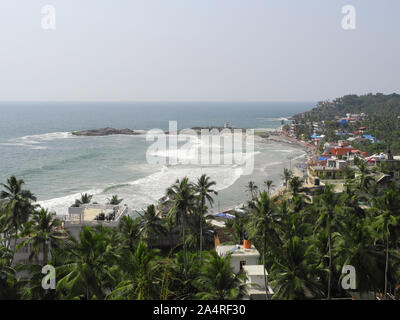 Mare, palme e città, Kerala, Trivandrum, Kovalam Foto Stock