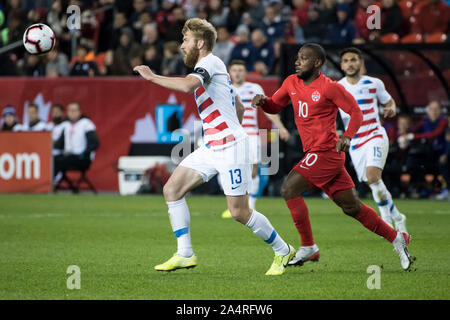 Toronto, Canada. 15 ottobre, 2019. Tim risma (13) e David Hoilett (10) sono visto in azione durante la Lega delle Nazioni il qualificatore gioco tra Canada e Stati Uniti d'America presso BMO campo in Toronto.(punteggio finale; Canada 2:0 USA) Credito: SOPA Immagini limitata/Alamy Live News Foto Stock