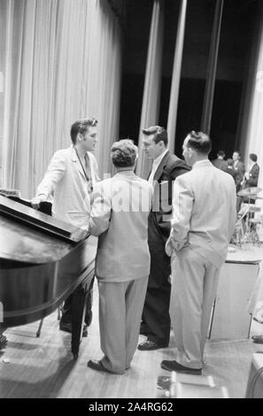 Elvis Presley parlando con alcuni uomini, probabilmente il settore della musica di dirigenti, in attesa di una mostra per avviare presso la University of Dayton Fieldhouse, 27 maggio, 1956. Foto Stock