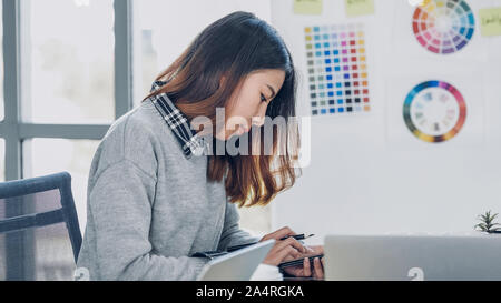 Designer creativo team a piedi nella sala riunioni prima di inizio di una riunione in ufficio Foto Stock