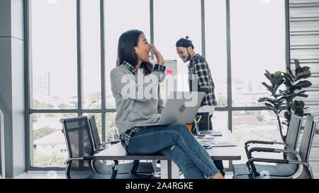 Designer creativo team a piedi nella sala riunioni prima di inizio di una riunione in ufficio Foto Stock