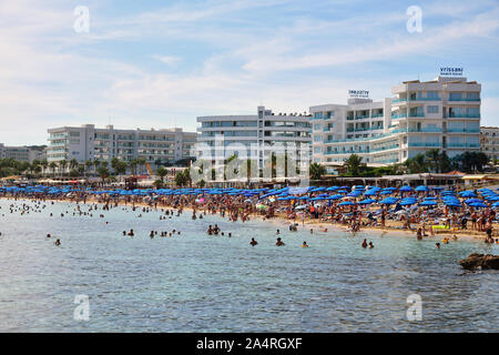 Protaras, Cipro - Ott 10. 2019. Vista dal mare sulla famosa Sunrise Beach Foto Stock