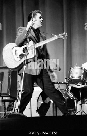 Elvis Presley eseguendo il 26 maggio 1956. La prestazione ha avuto luogo presso la Veteran's Memorial Auditorium, Columbus, Ohio. Foto Stock