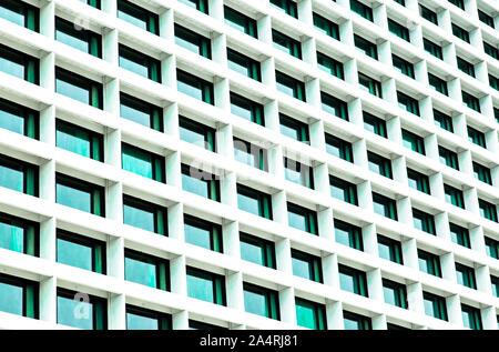 Edificio moderno di facciata con sfondo blu nella finestra Colori Foto Stock