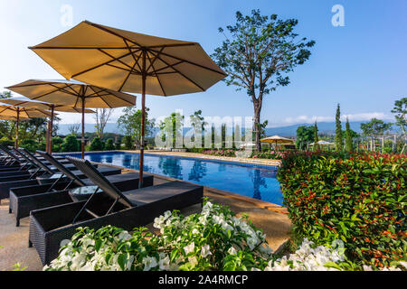 Area relax accanto alla piscina Foto Stock