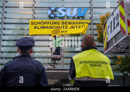 Monaco di Baviera, Germania. Xvi oct, 2019. Gli attivisti dell'organizzazione Greenpeace modificare il logo presso la CSU leadership. Con un'azione di protesta presso la CSU partito sede, Greenpeace ambientalisti hanno denunciato l'unione politica in materia di clima. Inizio mercoledì mattina, attivisti ha guidato un carrello elevatore nella parte anteriore dell'edificio a Monaco di Baviera e cambiato il logo di partito sulla facciata di vetro: 'CSU" divenne "' UV (Sport Utility Vehicle). Credito: Lino Mirgeler/dpa/Alamy Live News Foto Stock