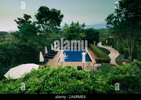 Area relax accanto alla piscina Foto Stock