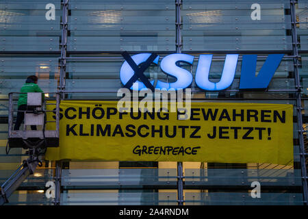 Monaco di Baviera, Germania. Xvi oct, 2019. Gli attivisti dell'organizzazione Greenpeace modificare il logo presso la CSU leadership. Con un'azione di protesta presso la CSU partito sede, Greenpeace ambientalisti hanno denunciato l'unione politica in materia di clima. Inizio mercoledì mattina, attivisti ha guidato un carrello elevatore nella parte anteriore dell'edificio a Monaco di Baviera e cambiato il logo di partito sulla facciata di vetro: 'CSU" divenne "' UV (Sport Utility Vehicle). Credito: Lino Mirgeler/dpa/Alamy Live News Foto Stock