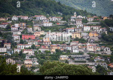 Immagine a colori di case in un villaggio sul lago di Como in Italia. Foto Stock