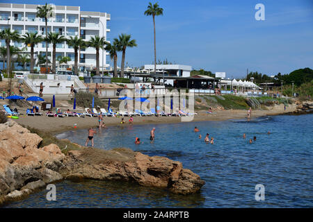 Protaras, Cipro - Ott 10. 2019. Resort vicino alla Sunrise Beach Foto Stock