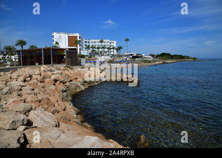 Protaras, Cipro - Ott 10. 2019. Resort vicino alla Sunrise Beach Foto Stock