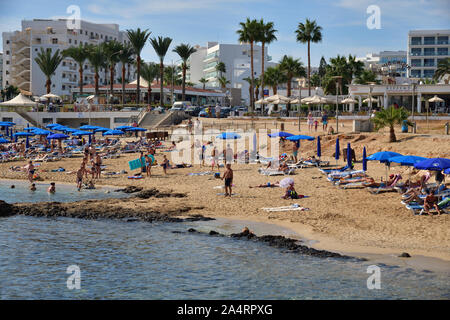 Protaras, Cipro - Ott 10. 2019. Resort vicino alla Sunrise Beach Foto Stock