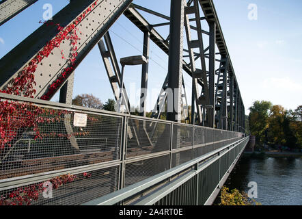 14 ottobre 2019, Brandeburgo, Schwielowsee/Ot Geltow: Il ponte di bypass dal Jüterbog via Beelitz e Potsdam a Oranienburg che conduce oltre il Caputher Gemünde. Il Caputher Gemünde è un luogo stretto tra Schwielowsee e Templiner See. Foto: Soeren Stache/dpa-Zentralbild/ZB Foto Stock