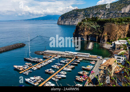 Piccola città e il porto della città italiana di Meta adiacente a Sorrento Foto Stock