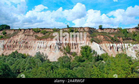 Cretaceo cava. Paesaggio con scogliere di sabbia e bellissimo cielo. Cretaceo pit. Le scogliere di sabbia con foresta a piedi. Montagne di sabbia. Landsca celesti Foto Stock