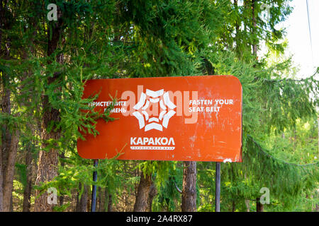 In Kirghizistan, Karakol ski resort - Agosto 22, 2019. Estate paesaggio di montagna in alta montagna. Alberi di alto fusto di alberi di Natale, ski-lift a sci Foto Stock