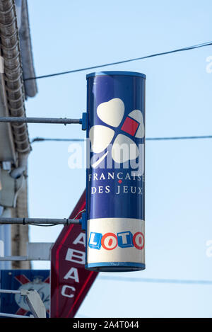 Parigi / Francia - 18 Settembre 2019: FDJ, La Francaise des Jeux, segno sulla costruzione Foto Stock