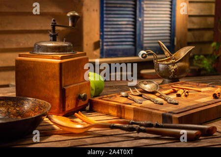 In legno rustico vintage macinino da caffè, close up Foto Stock