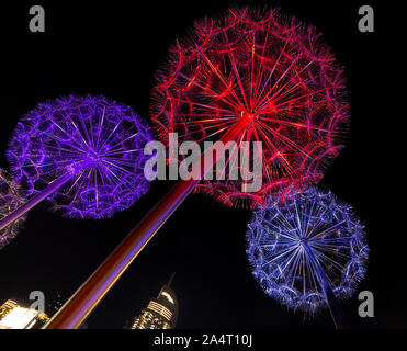 Metallo tarassaco sculture sono parte della moderna arte di strada in Dubai. Lampade stradali nella piazza centrale. Foto Stock