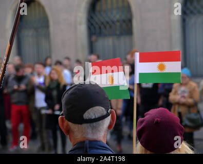 Coppia senior sul loro retro tenere ssmall bandiere di curdi durante la manifestazione contro l invasione turca nella Siria settentrionale / Rojava, Cracovia in Polonia Foto Stock
