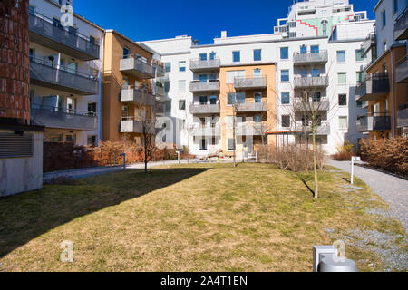 Appartamenti con balconi costruiti intorno alla zona centrale comune erba, Upplands Vasby, Stockholm County, Svezia Foto Stock