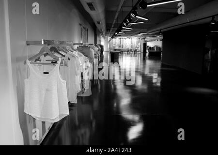 Bianco e nero illustrazioni degli showroom con maniche lunghe e loop Foto Stock