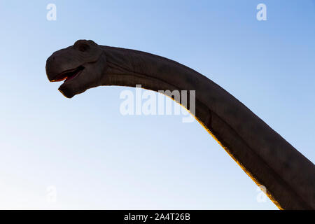 Testa di dinosauro su un collo lungo in un parco divertimenti, un museo storico. Foto Stock
