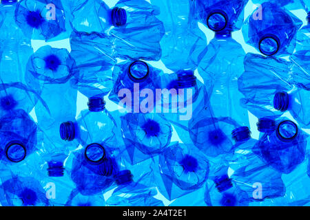 Bottiglie di plastica usate sfondo. Rifiuti riciclabili concetto. Foto Stock