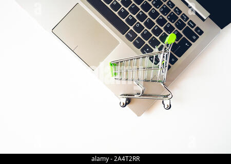 Mini supermercato carrello sulla tastiera del notebook Foto Stock