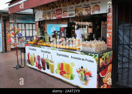 Chiosco nel villaggio di tigre. Juice bar in Puerto de frutos da vicino la Tigre stazione ferroviaria. Foto Stock