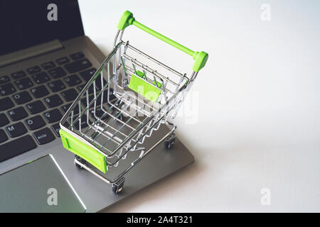 Mini supermercato carrello sulla tastiera del notebook Foto Stock