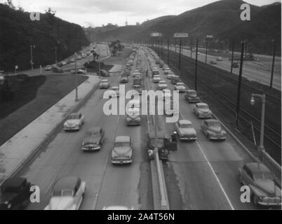 Il traffico su autostrada americana negli anni cinquanta. Foto Stock