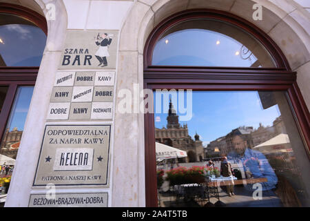 Cracovia. Cracovia. La Polonia. Esterno il vecchio muro vintage segno dipinto di 'Szara bar' nella Piazza del Mercato, il centro della Città Vecchia. Foto Stock