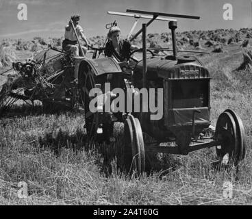 Fordson trattore, con ragazze terra quaranta. Foto Stock