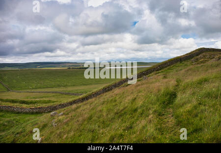 Il Vallo di Adriano vicino al forte romano a Housesteads, Northumberland, Inghilterra Foto Stock