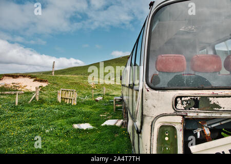 Abbandonato scartato pullman sopra la spiaggia di Scarista sulla costa occidentale dell'Isola di Harris, Ebridi Esterne, Scozia Foto Stock