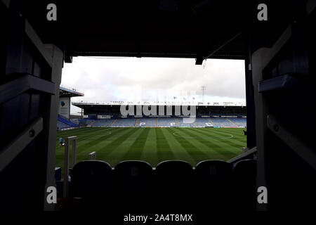 Un membro del personale di terra dipinge il perimetro prima che il Carabao Cup, terzo round corrispondono a Fratton Park di Portsmouth. Foto Stock