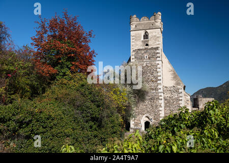 Pietra fortificata la chiesa di St Michael, accanto al fiume Danubio in Weissenkirchen, valle di Wachau, Austria Foto Stock