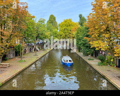 Utrecht, Paesi Bassi - Ottobre 5,2019: case tradizionali sul Oudegracht (vecchio canale) nel centro di Utrecht. Utrecht è un molto la città vecchia e il 18-23 ottobre 2004 - quarta Foto Stock