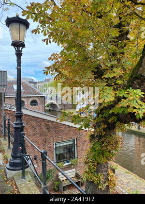 Utrecht, Paesi Bassi - Ottobre 5,2019: case tradizionali sul Oudegracht (vecchio canale) nel centro di Utrecht. Utrecht è un molto la città vecchia e il 18-23 ottobre 2004 - quarta Foto Stock