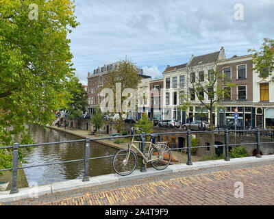 Utrecht, Paesi Bassi - Ottobre 5,2019: case tradizionali sul Oudegracht (vecchio canale) nel centro di Utrecht. Utrecht è un molto la città vecchia e il 18-23 ottobre 2004 - quarta Foto Stock