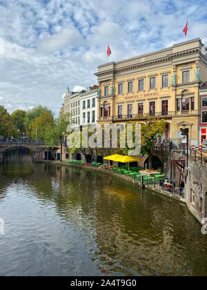 Utrecht, Paesi Bassi - Ottobre 5,2019: case tradizionali sul Oudegracht (vecchio canale) nel centro di Utrecht. Utrecht è un molto la città vecchia e il 18-23 ottobre 2004 - quarta Foto Stock