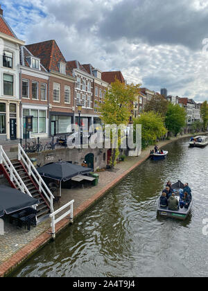 Utrecht, Paesi Bassi - Ottobre 5,2019: case tradizionali sul Oudegracht (vecchio canale) nel centro di Utrecht. Utrecht è un molto la città vecchia e il 18-23 ottobre 2004 - quarta Foto Stock