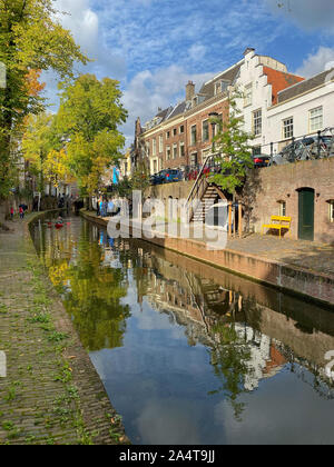 Utrecht, Paesi Bassi - Ottobre 5,2019: case tradizionali sul Oudegracht (vecchio canale) nel centro di Utrecht. Utrecht è un molto la città vecchia e il 18-23 ottobre 2004 - quarta Foto Stock