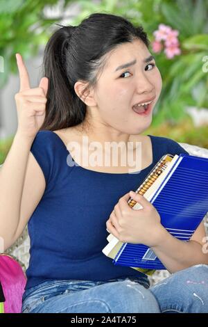 Studente adolescente School girl avente un'Idea Foto Stock