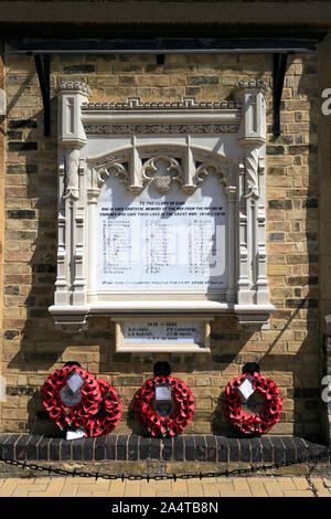 Memoriale di guerra al Bedford Hall e Thorney Heritage Museum, Thorney village, Cambridgeshire, England, Regno Unito Foto Stock