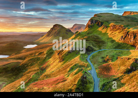 Bellissima alba cielo sopra le formazioni rocciose sul Quiraing una antica frana sul fronte orientale di Meall na Suiramach sull'Isola di Skye in Scotla Foto Stock