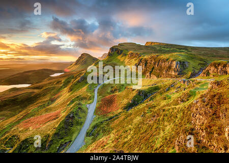 Sunrise drammatico cielo sopra le colline Quiraing sulla penisola di Trotternish sull'Isola di Skye nelle Highlands della Scozia Foto Stock