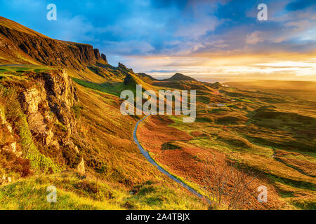 Bellissimo tramonto sull'Quiraing sull'Isola di Skye in Scozia Foto Stock